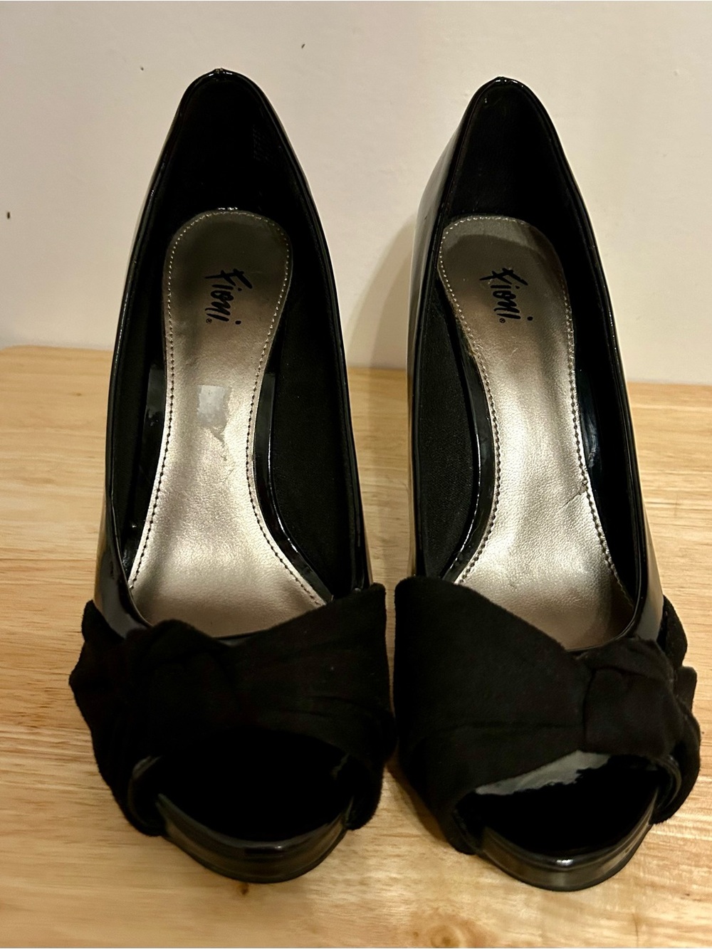 FIONI Clothing Black Peep-Toe Knot Front Heels